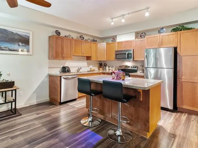 104 – 33338 E Bourquin Crescent