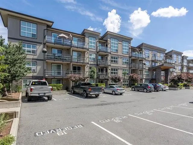 302 – 30525 Cardinal Avenue